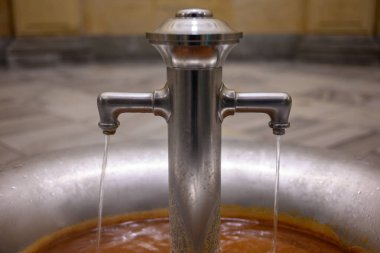 Çek Cumhuriyeti 'nin batı Bohemya bölgesinde 2 Mart 2024' te eski tarihi kaplıca kasabası Karlovy Vary, Carlsbad 'da sıcak kaynak.