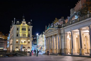 Karlovy Vary, Carlsbad, Çek Cumhuriyeti 'nin batı Bohemya bölgesinde 2 Mart 2024 tarihinde sıcak termal kaplıcaları olan eski tarihi spa kasabası.