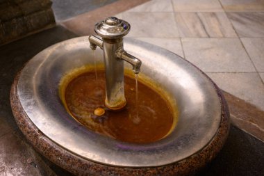 Çek Cumhuriyeti 'nin batı Bohemya bölgesinde 2 Mart 2024' te eski tarihi kaplıca kasabası Karlovy Vary, Carlsbad 'da sıcak kaynak.