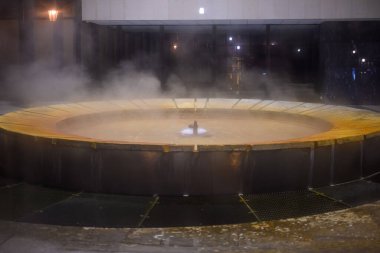 Çek Cumhuriyeti 'nin batı Bohemya bölgesinde 2 Mart 2024' te eski tarihi kaplıca kasabası Karlovy Vary, Carlsbad 'da sıcak kaynak.