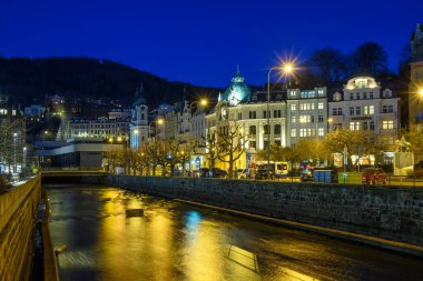 Karlovy Vary, Carlsbad, Çek Cumhuriyeti 'nin batı Bohemya bölgesinde 2 Mart 2024 tarihinde sıcak termal kaplıcaları olan eski tarihi spa kasabası.
