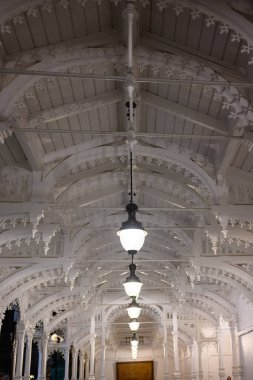 Çek Cumhuriyeti 'nin batı Bohemya bölgesinde 3 Mart 2024' te eski tarihi kaplıca kasabası Karlovy Vary, Carlsbad 'daki zengin oyulmuş ahşap pazar kolajı.
