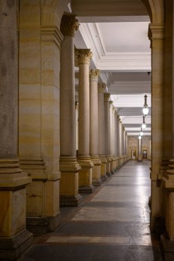 Karlovy Vary, Carlsbad 'daki Stone Mill Colonnade, Çek Cumhuriyeti' nin batısındaki Bohemya bölgesinde 3 Mart 2024 'te termal yaylı eski tarihi spa kasabası.