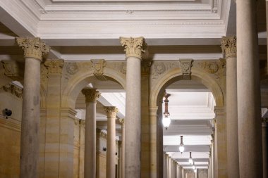Karlovy Vary, Carlsbad 'daki Stone Mill Colonnade, Çek Cumhuriyeti' nin batısındaki Bohemya bölgesinde 3 Mart 2024 'te termal yaylı eski tarihi spa kasabası.