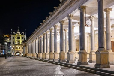 Karlovy Vary, Carlsbad 'daki Stone Mill Colonnade, Çek Cumhuriyeti' nin batısındaki Bohemya bölgesinde 3 Mart 2024 'te termal yaylı eski tarihi spa kasabası.