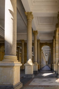 Karlovy Vary, Carlsbad 'daki Stone Mill Colonnade, Çek Cumhuriyeti' nin batısındaki Bohemya bölgesinde 3 Mart 2024 'te termal yaylı eski tarihi spa kasabası.