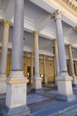 Karlovy Vary, Carlsbad 'daki Stone Mill Colonnade, Çek Cumhuriyeti' nin batısındaki Bohemya bölgesinde 3 Mart 2024 'te termal yaylı eski tarihi spa kasabası.