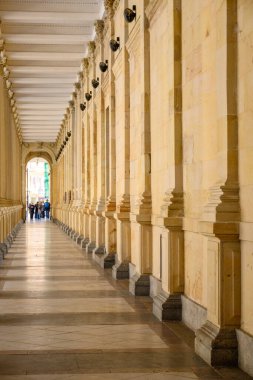 Karlovy Vary, Carlsbad 'daki Stone Mill Colonnade, Çek Cumhuriyeti' nin batısındaki Bohemya bölgesinde 3 Mart 2024 'te termal yaylı eski tarihi spa kasabası.