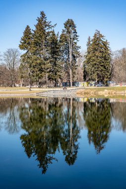 Letna Park, Çek Cumhuriyeti 'nin Prag kentindeki Vltava nehrinin üzerindeki Letna tepesinde 6 Mart 2025' te büyük bir halk parkı.