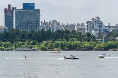 Han Nehri Hangang ve Seul şehir merkezi, 20 Ağustos 2022 'de Güney Kore' nin başkenti.