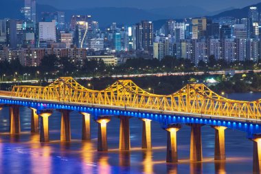 Han nehri Hangang ve 20 Ağustos 2022 'de Güney Kore' nin başkenti Seul 'ün şehir manzarası.