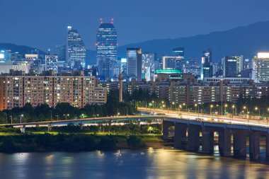 Han nehri Hangang ve 20 Ağustos 2022 'de Güney Kore' nin başkenti Seul 'ün şehir manzarası.
