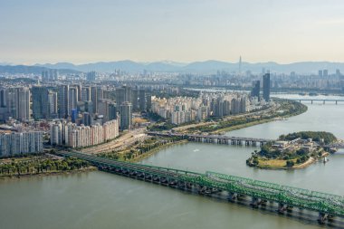 Han Nehri 'nin ve Güney Kore' nin başkenti Seul kentsel manzarasının 8 Ekim 2022 'deki görüntüsü.
