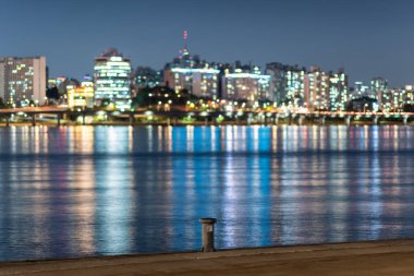 Han Nehri Hangang ve 12 Ekim 2022 'de Güney Kore' nin başkenti Seul kentsel manzarası seçici odak noktası.