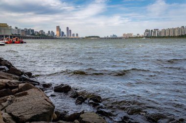 Han Nehri Hangang ve Seul şehir manzarası, Güney Kore 'nin başkenti 16 Ekim 2021