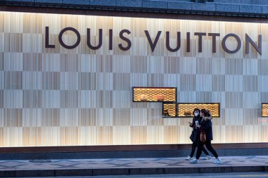 27 Ocak 2024 'te Güney Kore, Seul' deki Shinsegae alışveriş merkezindeki Louis Vuitton lüks mağazası.