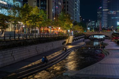 Cheonggyecheon Stream, Seul şehir merkezindeki halk parkı, Güney Kore 'nin başkenti 25 Ekim 2021