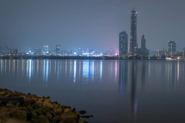 Han Nehri 'nin panoramik gece manzarası ve 9 Aralık 2023' te Güney Kore 'nin başkenti Seul şehir manzarası.