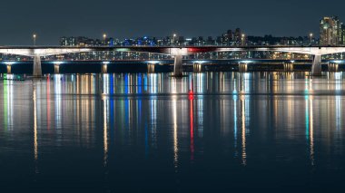 Han Nehri 'nin panoramik gece manzarası ve 11 Ekim 2023' te Güney Kore 'nin başkenti Seul şehir manzarası.
