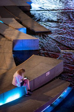 13 Nisan 2023 'te Güney Kore' nin başkenti Seul 'deki halk parkı Cheonggyecheon Stream' de dinlenen insanlar