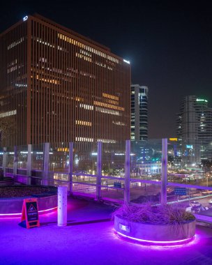 7 Ocak 2023 'te Güney Kore' nin başkenti Seul 'de eski bir otoyol üst geçidinin üzerine inşa edilen Seoullo 7017 Seul Gökbahçesi, yüksek doğrusal park ve yaya geçidi gece görüşü.