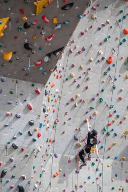 İnsanlar 7 Ekim 2023 'te Kore' nin başkenti Seul 'deki Hangang Han nehir parkında yapay bir duvarda spor tırmanışı yapıyorlar.