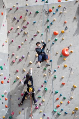 İnsanlar 7 Ekim 2023 'te Kore' nin başkenti Seul 'deki Hangang Han nehir parkında yapay bir duvarda spor tırmanışı yapıyorlar.