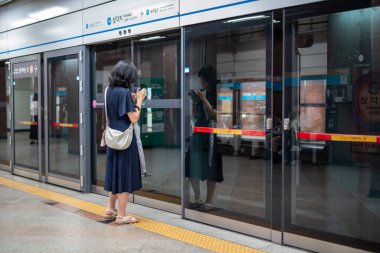 30 Haziran 2023 'te Güney Kore' nin başkenti Seul 'deki Seul Metropolitan Metro İstasyonu' nun Samgakji metro istasyonu.