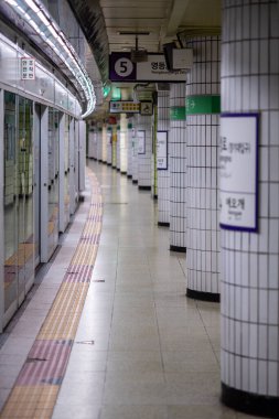 17 Eylül 2023 'te Güney Kore' nin başkenti Seul 'deki Seul Metropolitan Metro İstasyonu' nun Chungjeongno metro istasyonu.