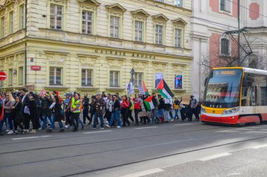 Halk, 22 Mart 2025 'te Çek Cumhuriyeti' nin Prag kentindeki Gazze Şeridi 'ndeki İsrail saldırılarına son verilmesini talep ederek Filistin' e destek gösterileri düzenledi.
