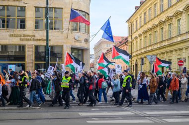 Halk, 22 Mart 2025 'te Çek Cumhuriyeti' nin Prag kentindeki Gazze Şeridi 'ndeki İsrail saldırılarına son verilmesini talep ederek Filistin' e destek gösterileri düzenledi.