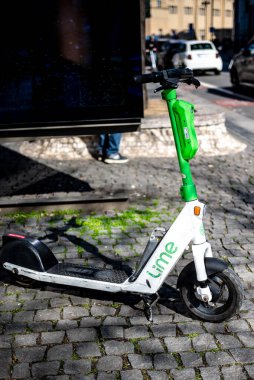 Çek Cumhuriyeti 'nin başkenti Prag' ın tarihi merkezine 21 Mart 2025 tarihinde park edilmiş limon elektrikli scooter.