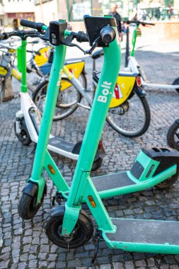 Çek Cumhuriyeti 'nin başkenti Prag' ın tarihi merkezine 21 Mart 2025 'te park edilmiş Bolt elektrikli scooterlar.