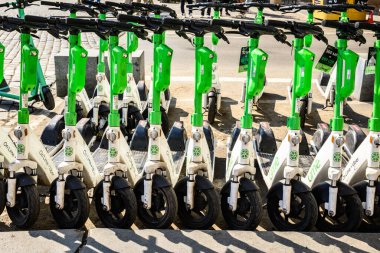 Çek Cumhuriyeti 'nin başkenti Prag' ın tarihi merkezine 21 Mart 2025 tarihinde park edilmiş limon elektrikli scooterlar.