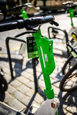 Çek Cumhuriyeti 'nin başkenti Prag' ın tarihi merkezine 21 Mart 2025 'te park edilmiş limon rengi elektrikli scooter.