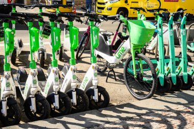 Çek Cumhuriyeti 'nin başkenti Prag' ın tarihi merkezine 21 Mart 2025 tarihinde park edilmiş limon elektrikli scooterlar.