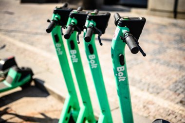 21 Mart 2025 'te Çek Cumhuriyeti' nin başkenti Prag 'ın tarihi merkezine park etmiş Bolt elektrikli scooterları üzerine seçici bir odak noktası