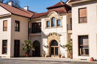 5 Mart 2025 tarihinde Çek Cumhuriyeti 'nin başkenti Prag' da yer alan bir İtalyan Rönesans bahçesi olan Prag Kalesi Kraliyet Bahçesi 'ndeki cumhurbaşkanının köşkü Kralovska Zahrada