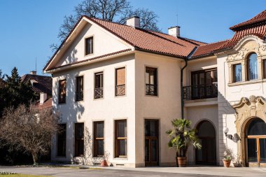 5 Mart 2025 tarihinde Çek Cumhuriyeti 'nin başkenti Prag' da yer alan bir İtalyan Rönesans bahçesi olan Prag Kalesi Kraliyet Bahçesi 'ndeki cumhurbaşkanının köşkü Kralovska Zahrada