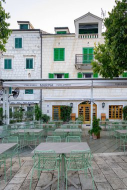 Makarska kasabası, Hırvatistan 'ın Adriyatik kıyı şeridinde 22 Ağustos 2024' te popüler turistik tatil beldesi