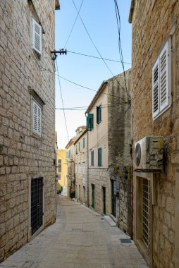 Makarska kasabası, Hırvatistan 'ın Adriyatik kıyı şeridinde 22 Ağustos 2024' te popüler turistik tatil beldesi