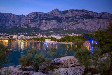 24 Ağustos 2024 'te Hırvatistan' ın Adriyatik kıyı şeridinde Makarska kenti ve popüler turistik sahil tatil beldesinin akşam manzarası