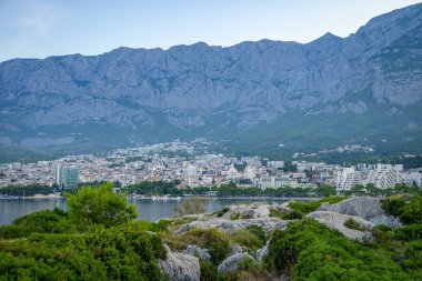 Makarska kasabası, 25 Ağustos 2024 'te Hırvatistan' ın Adriyatik kıyı şeridinde popüler turistik tatil beldesi