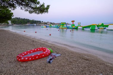 Hırvatistan 'ın Adriyatik Denizi' ndeki Makarska Şehir Plajı, Dalmaçya Bölgesi 22 Ağustos 2024