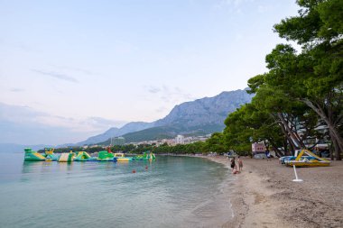 Hırvatistan 'ın Adriyatik Denizi' ndeki Makarska Şehir Plajı, Dalmaçya Bölgesi 22 Ağustos 2024