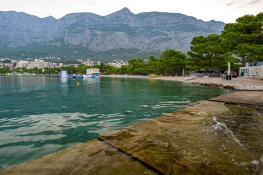 Hırvatistan 'ın Adriyatik Denizi' ndeki Makarska Şehir Plajı, Dalmaçya Bölgesi 22 Ağustos 2024