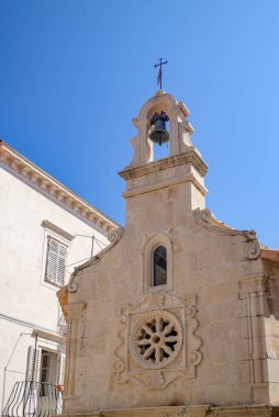 24 Ağustos 2024 'te Hırvatistan' ın Split-Dalmaçya ilinin Adriyatik adası Hvar 'daki Jelsa eski kasabasındaki Aziz John Şapeli