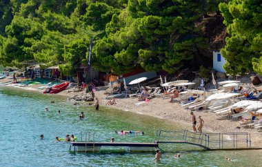 Hırvatistan 'ın Dalmaçya bölgesi Adriyatik Denizi' nin Brac adasının güney sahilindeki Bol kasabasındaki Zlatni faresi (Golden Horn) plajı 24 Ağustos 2024