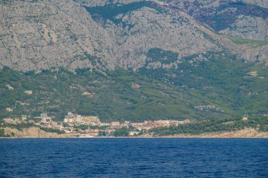 Makarska kasabası, 24 Ağustos 2024 'te Hırvatistan' ın Adriyatik kıyı şeridinde popüler turistik tatil beldesi