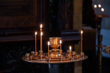 Gürcistan 'ın başkenti tarihi Tiflis kasabasında yer alan Gürcü Ortodoks katedrali Dormition' un Sioni Katedrali 'ndeki mumlar